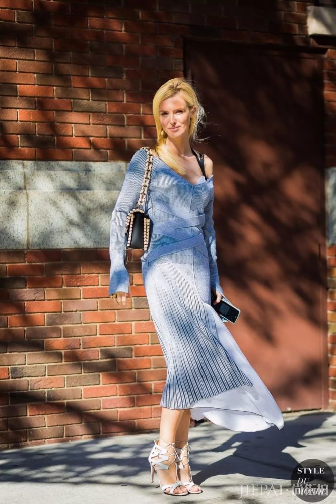 今年夏天连衣裙流行这样穿！绝对吸引眼球！