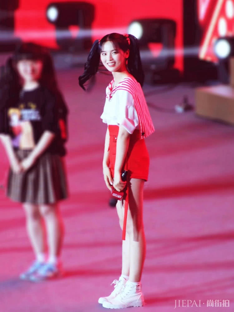 火箭少女见面会,杨超越穿水手服扎双马尾,嫩出新高度