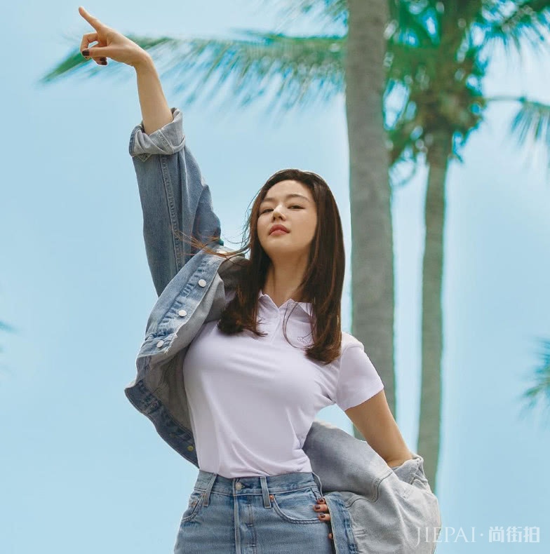 全智贤把西装当裙子穿，不愧为气质型美女