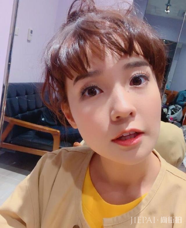 这件香港元气女神,笑容比蜜糖还甜,颜值却“停留”在16岁?