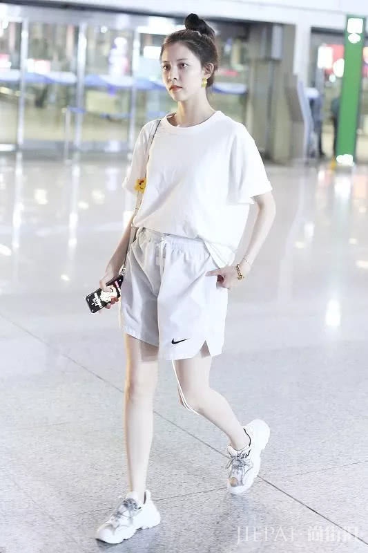 宋妍霏穿基础搭,纯白色短袖搭运动短裤,机场街拍气质真好