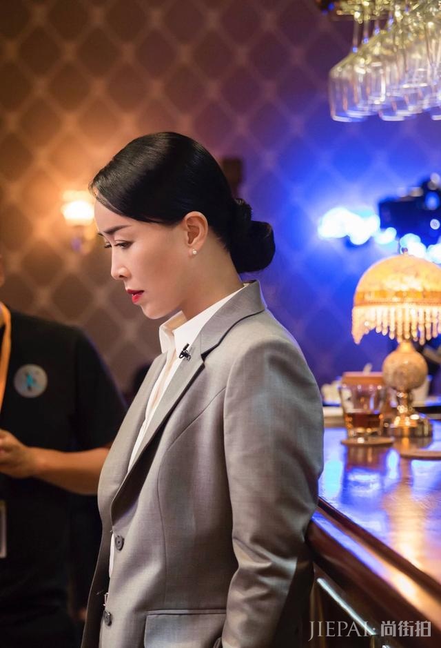 那英惊艳亮相，网友却发现她脸美到认不出