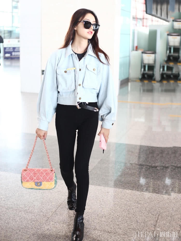 林允机场街拍,换了一个新发型,马上美出少女气质