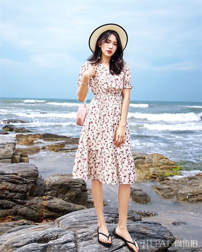 为小仙女备好雪纺连衣裙，性感还很撩人