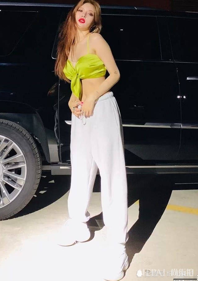 金泫雅上衣仅靠一个蝴蝶结固定,穿衣好大胆