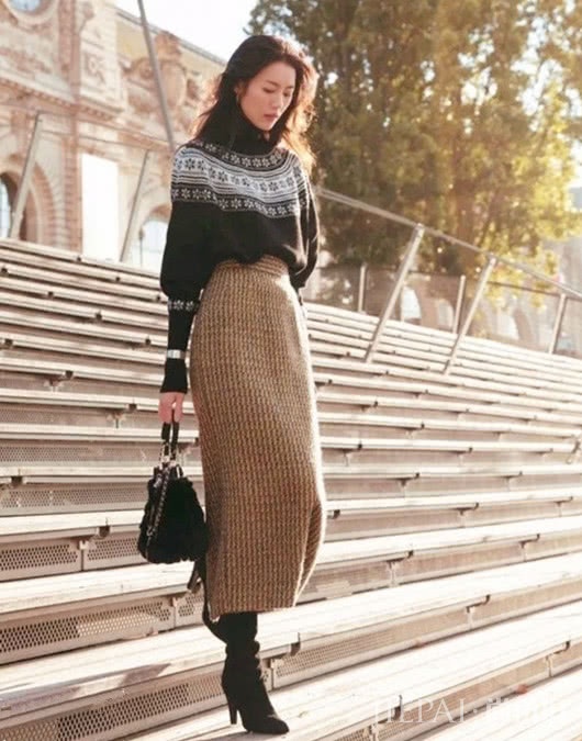 春日用毛衣来搭配裙子，美的刚刚好