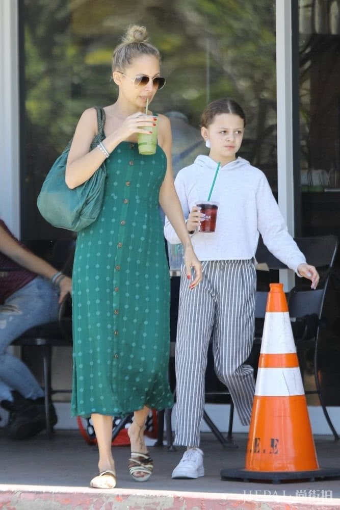 欧美明星示范 这些“小个子女星”穿度假长裙158成一米七