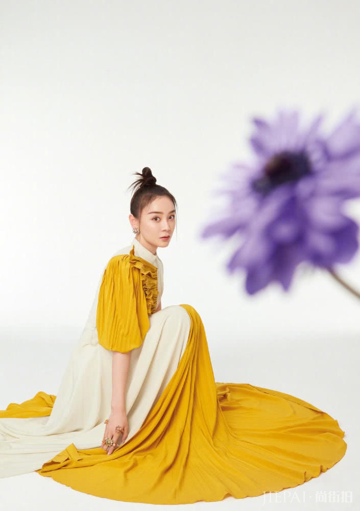 袁姗姗穿连衣裙,下摆铺成一个圈