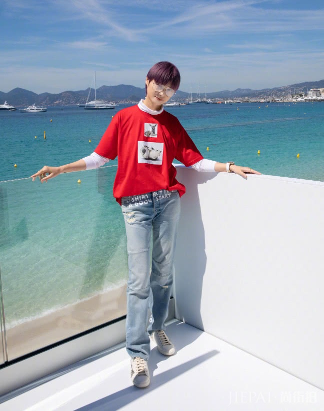 李宇春五分健美裤外穿只为秀腿,粉丝却喊话快穿上