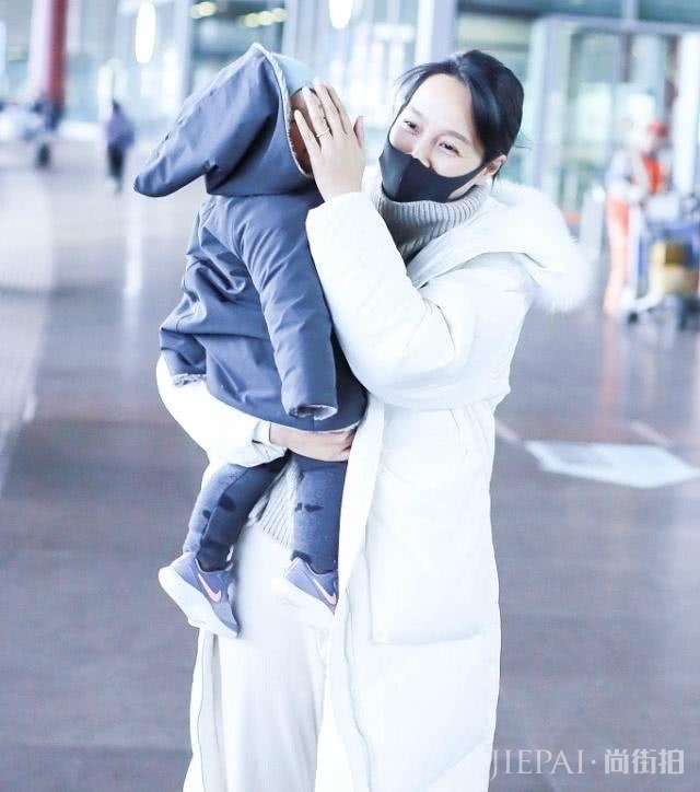 朱丹机场街拍,精致编发搭配白裙,少女气质依旧惊艳