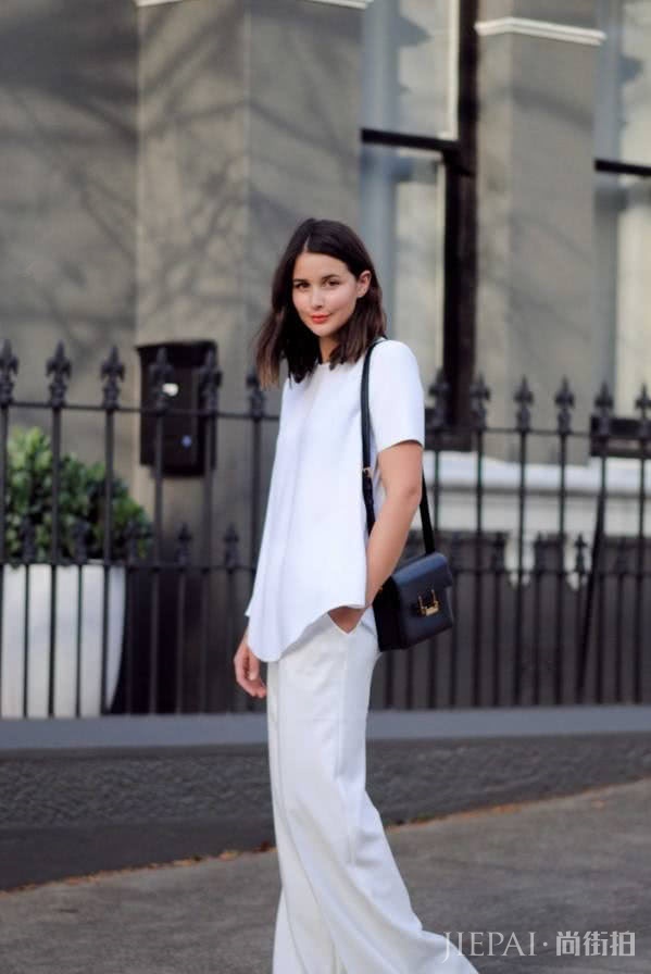 宋妍霏穿基础搭,纯白色短袖搭运动短裤,机场街拍气质真好