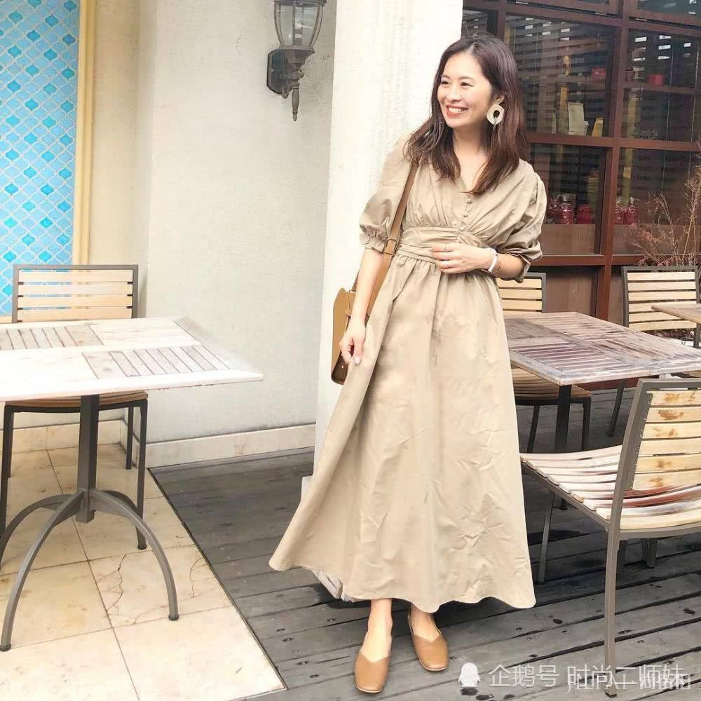 Ins“宝妈”超会穿，学她的搭配和女儿同框像姐妹，清新又舒适