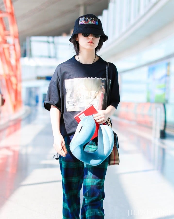 张子枫在脚上画了一条红线,瞬间增高20cm