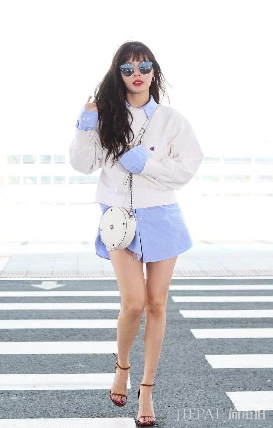 金泫雅机场造型气场全开,穿长款衬衫配高跟鞋秀长腿美出新高度