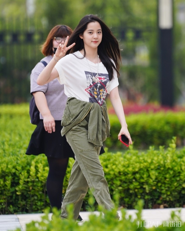 欧阳娜娜近照曝光,离开精修后的腿亮了