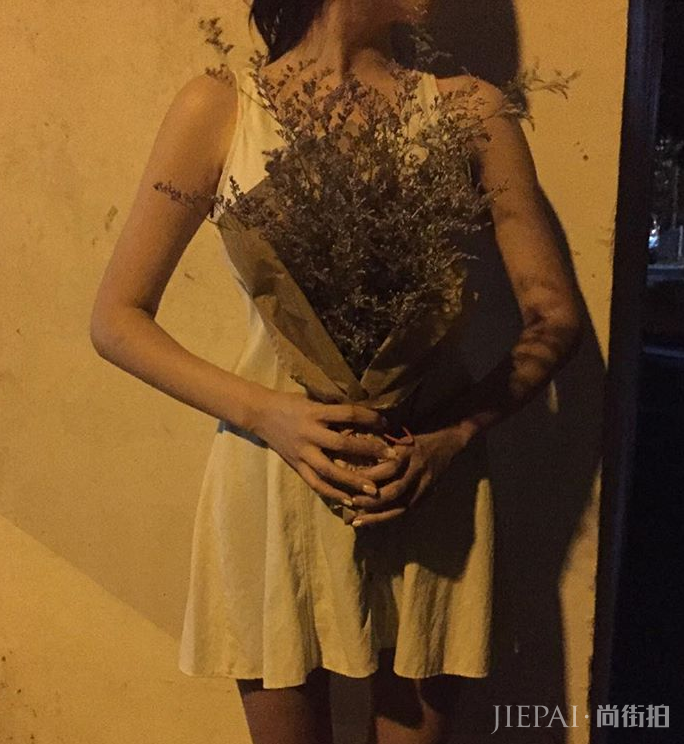 这个来自韩国的时尚博主，穿搭不超过2种颜色却穿的好美！