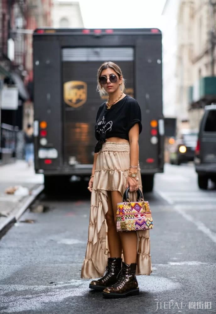 T恤想要的优雅感,搭配大摆裙简单又好看