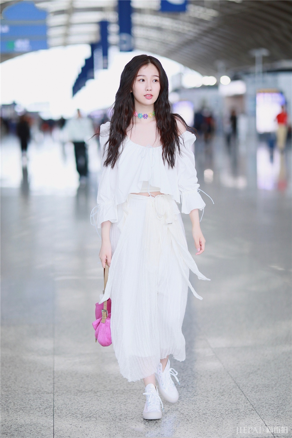 虞书欣美的出众，白纱裙配小粉包仙气又温柔