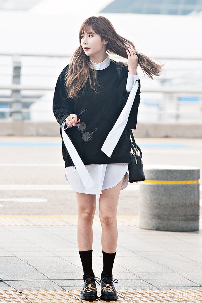 金泫雅机场造型气场全开,穿长款衬衫配高跟鞋秀长腿美出新高度