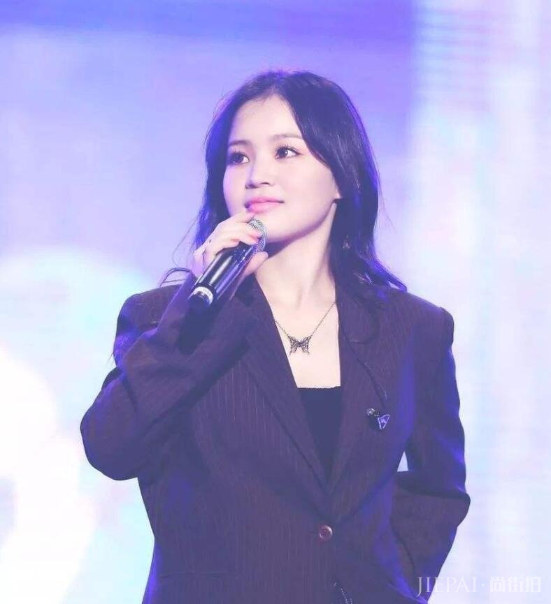 李遐怡被称“怪物新人”,靠穿搭才能留住粉丝?