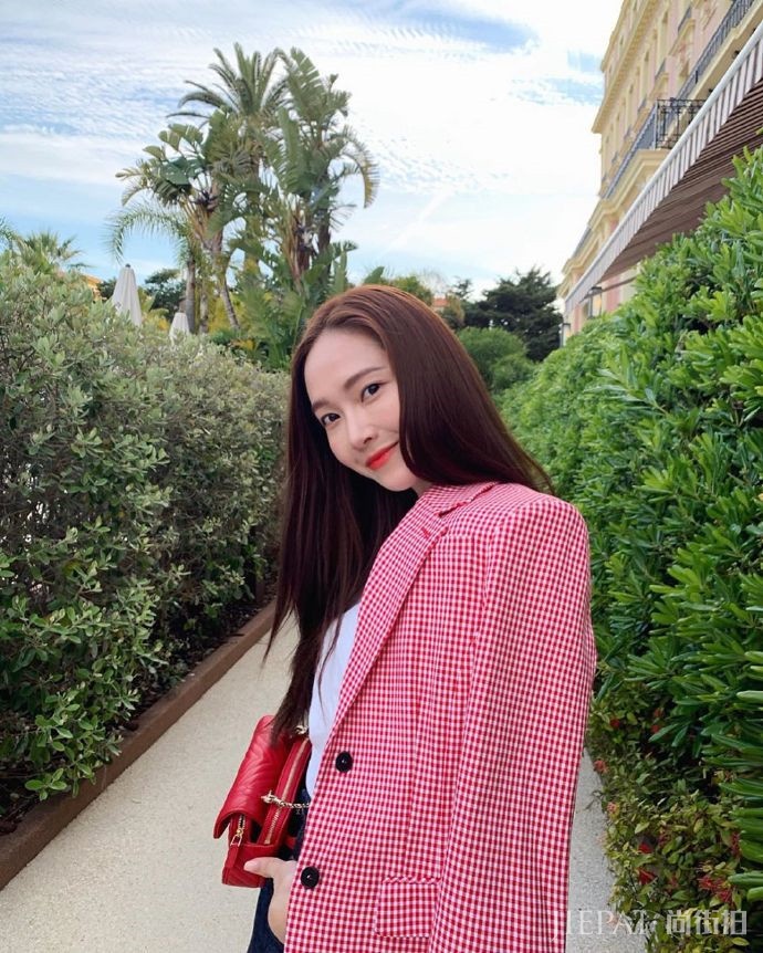 郑秀妍外披红白格子西装，搭牛仔裙气质太好