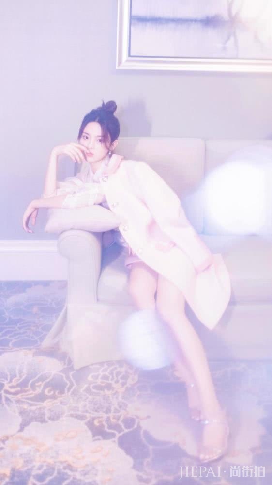 杨超越穿紫色纱裙少女感十足,配蝴蝶结美成真人芭比