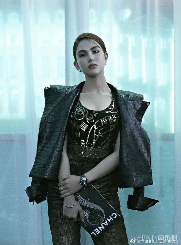 周杰伦陪昆凌看秀！昆凌穿露腰装秀身材，宠妻100分