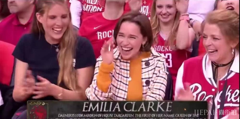 龙妈登时尚杂志封面,眼神魅惑勾人,眉毛一点不跳戏