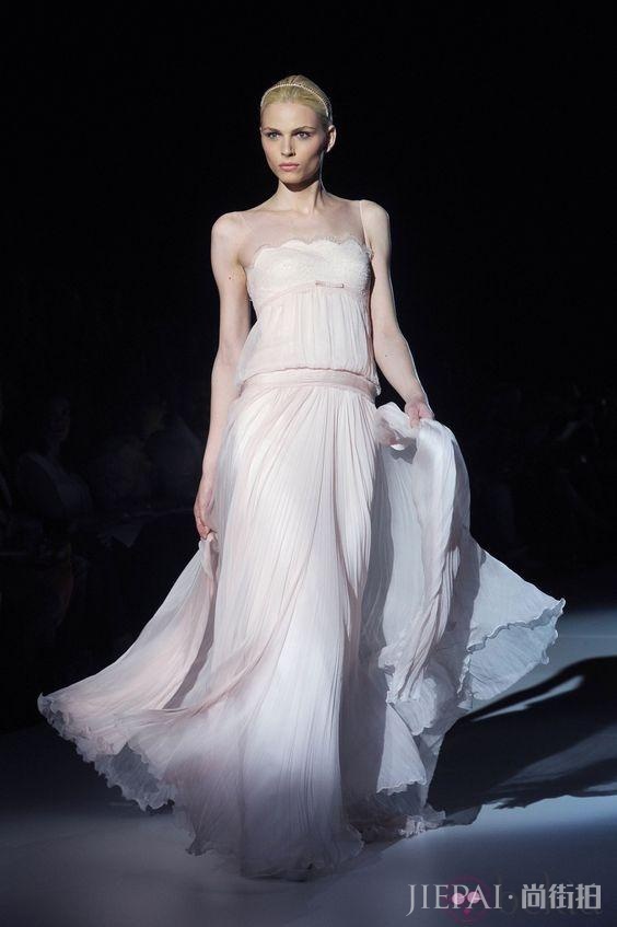 曾被评为世界上最美丽的男孩，却一心想做女人，美与性别无关！