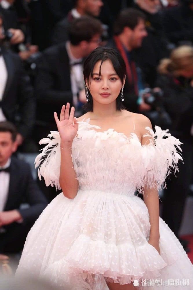辛芷蕾穿羽毛裙美得像白天鹅,却遭吐槽:头发三天没洗了?