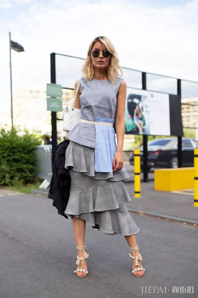 T恤想要的优雅感,搭配大摆裙简单又好看