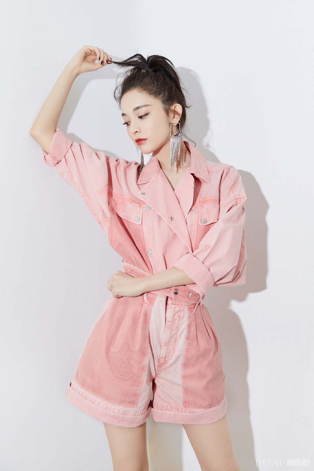 古力娜扎综艺造型美出天际,夸张耳饰成亮点