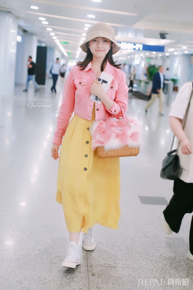 李兰迪机场穿吊带裙，少女感爆棚