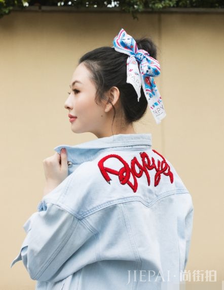 邱淑贞大女儿沈月晒九宫格写真照，20岁的她眉宇之间超像妈妈