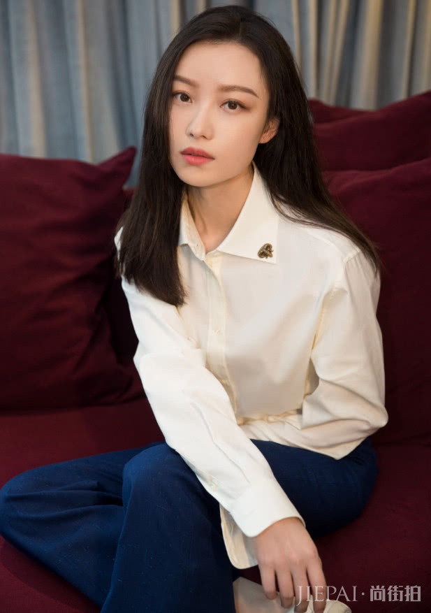 有种身材叫倪妮穿修身裙,不瘦不胖,是让男士动心的存在