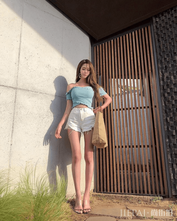 这个来自韩国的时尚博主，穿搭不超过2种颜色却穿的好美！