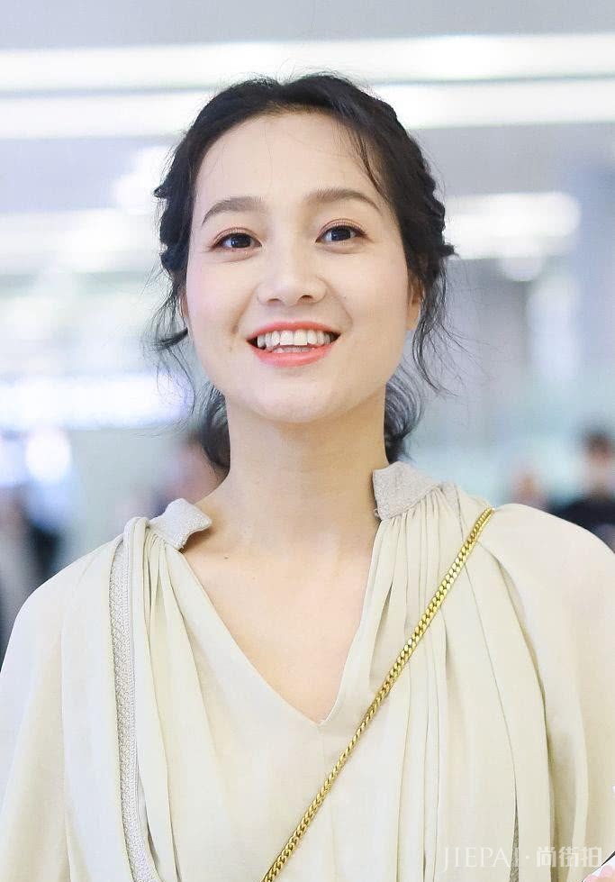 朱丹机场街拍,精致编发搭配白裙,少女气质依旧惊艳