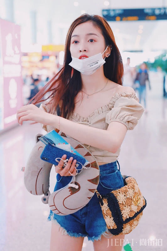 吴宣仪穿泡泡袖露肩衬衫,下搭牛仔短裤,这就是显瘦美的穿搭