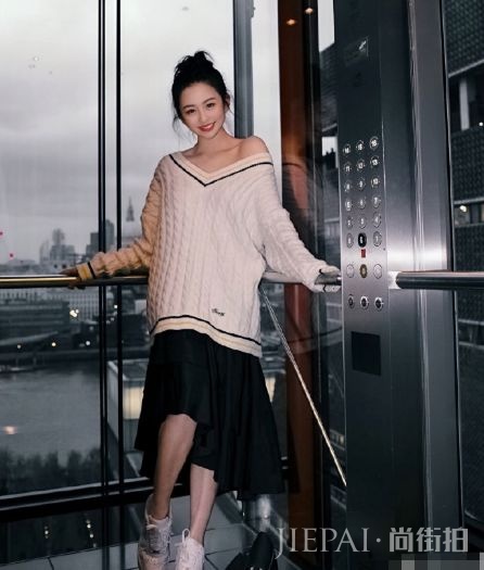 邱淑贞大女儿沈月晒九宫格写真照，20岁的她眉宇之间超像妈妈