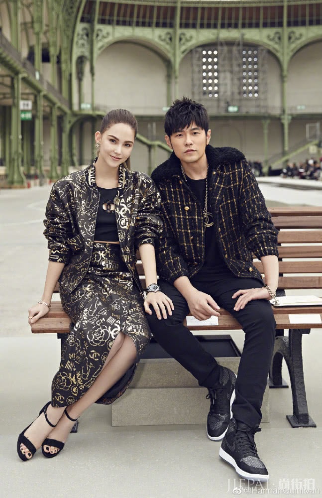 周杰伦陪昆凌看秀！昆凌穿露腰装秀身材，宠妻100分