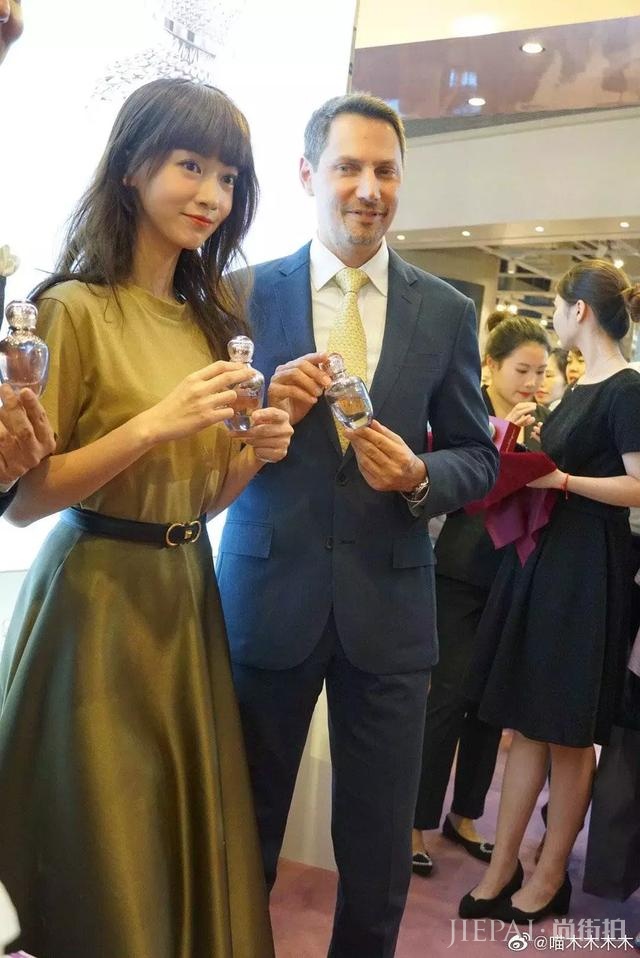 吴谨言戴假发出席活动,人群里侧脸线条太美