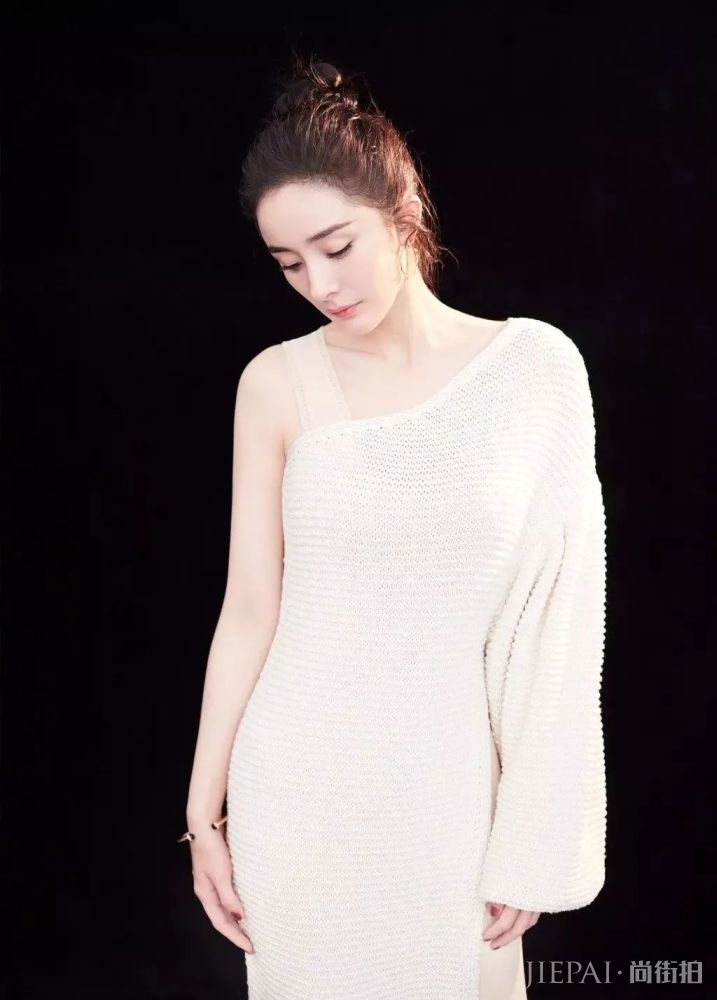 今年夏天连衣裙流行这样穿！绝对吸引眼球！