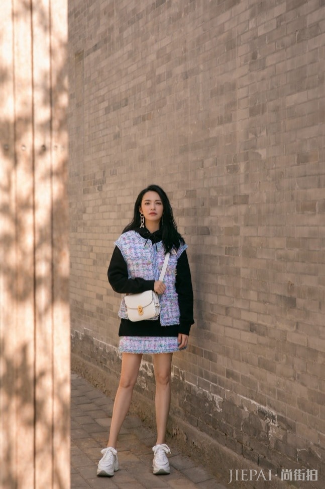 姚晨现身威尼斯，粉色包臀裙配西装优雅大气