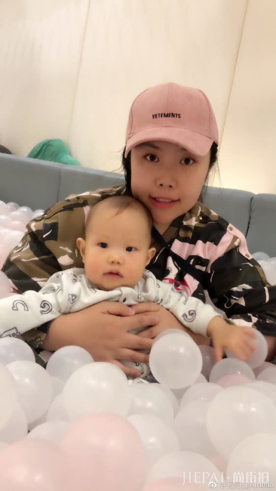 超女再聚首,辣妈叶一茜西装配阔腿裤,身材依旧似少女
