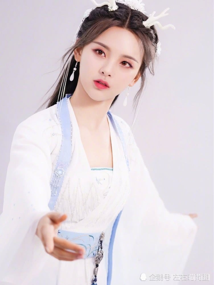 杨超越挑战小龙女造型,被赞美如仙女