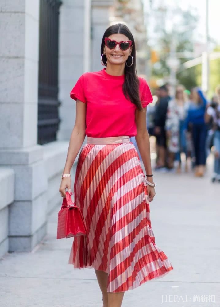 T恤想要的优雅感,搭配大摆裙简单又好看