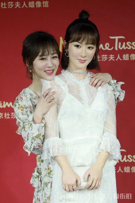 杨紫继“秒删”后首度亮相,身穿连衣裙心情大好