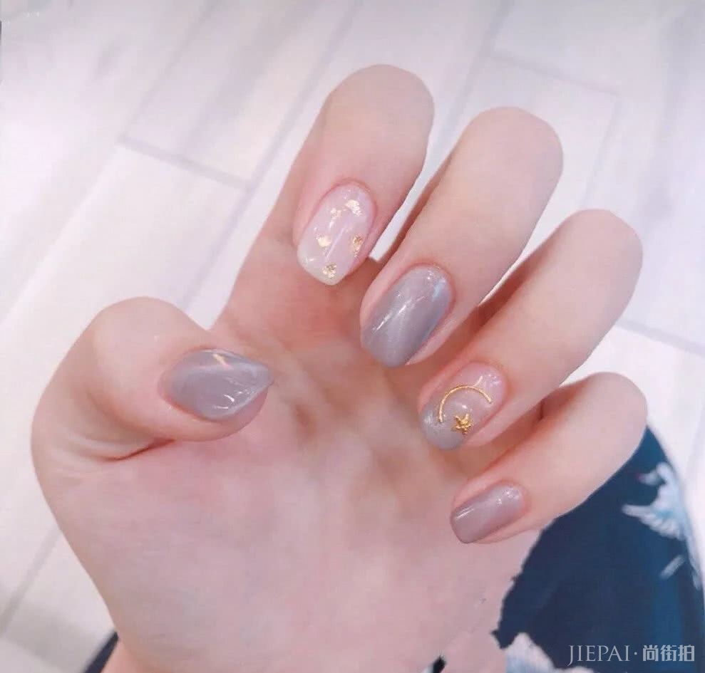 不会化猫系妆？用猫眼美甲去撩人吧