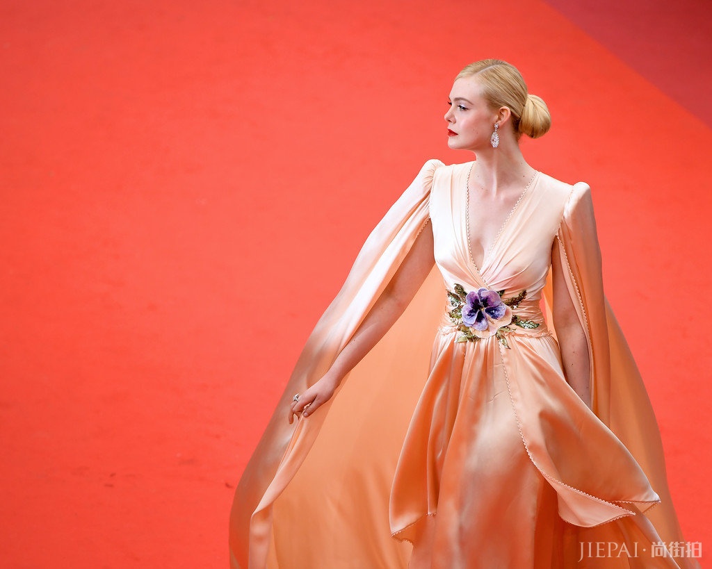 惊艳戛纳的“发光女孩”,红唇披风,大气唯美