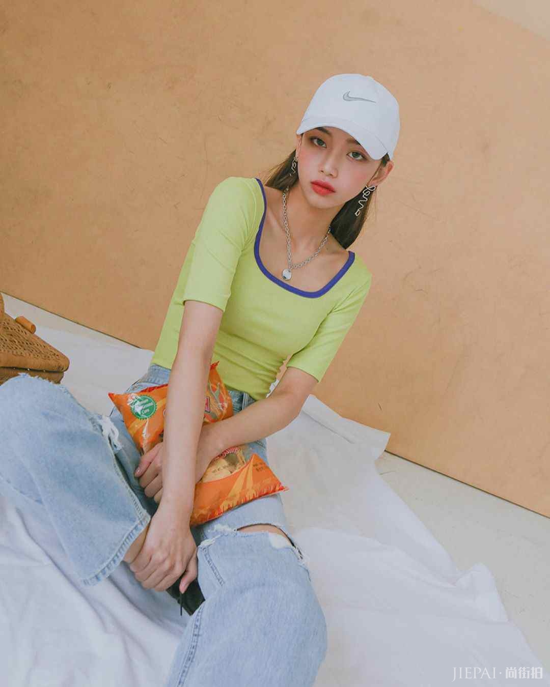 初夏阔腿裤上衣怎么搭?泫雅有穿吊带+阔腿裤显高又时髦